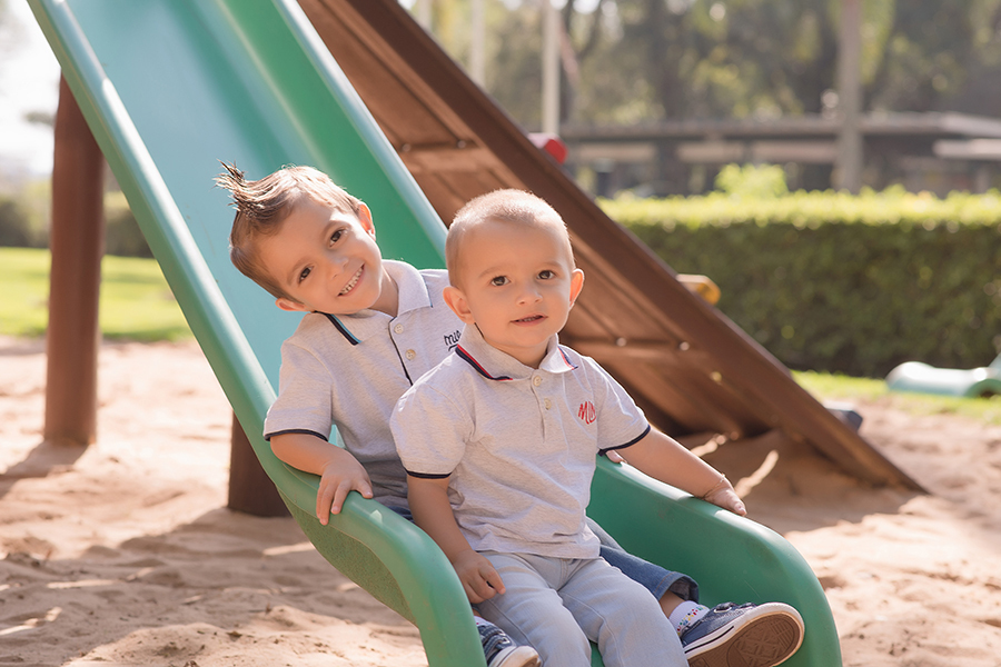 irmãos no escorregador em Caxias do Sul