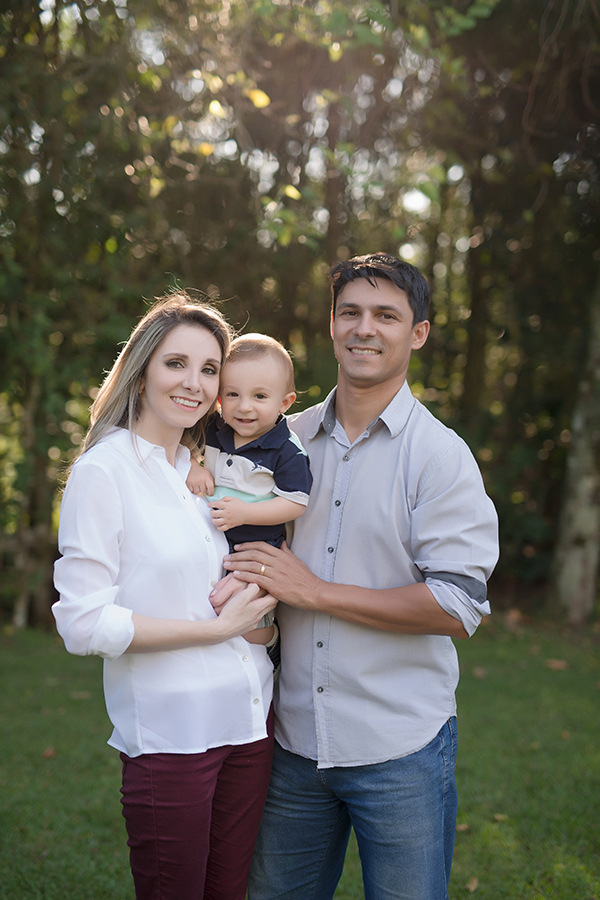 mulher de branco segurando criança  em Caxias do Sul