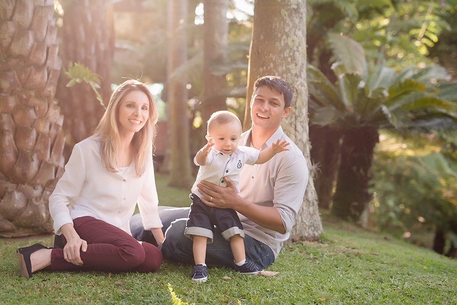 papai e mamãe brincando com filho em coqueiros  em Caxias do Sul