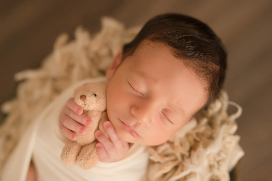 fotografia newborn em caxias do sul 
 bebe com ursinho no prop bege