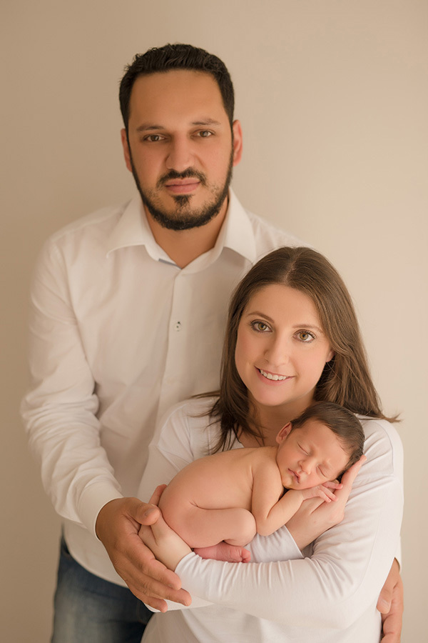 fotografia newborn em caxias do sul 
 fotografia newborn com pais vestidos de branco