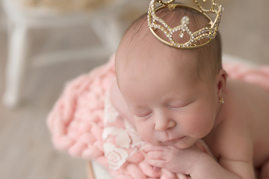 fotografia newborn em caxias do sul 
 foto de bebe dormindo com coroa Caxias do Sul