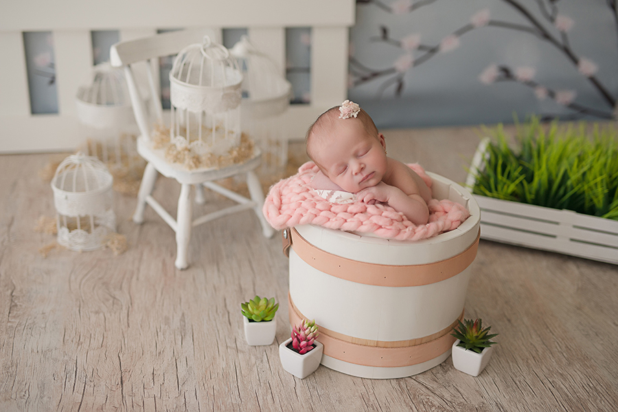 fotografia newborn em caxias do sul 
 Bebe dormindo em prop branco em Caxias do Sul