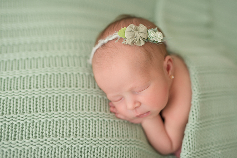 fotografia newborn em caxias do sul Menina dormindo na manta verde Caxias do Sul