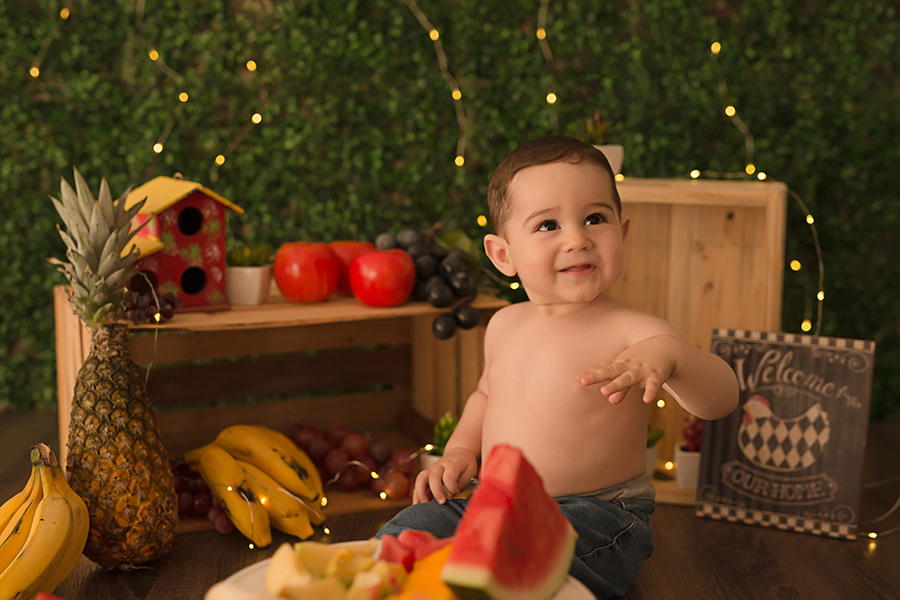 criança brincando com frutas em Caxias do Sul