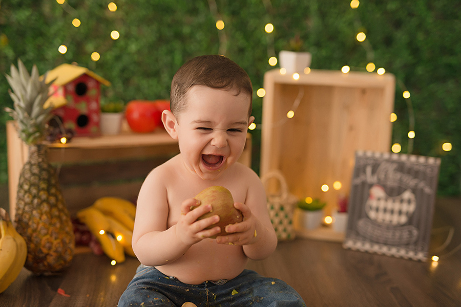 bebe comendo maça em caxias do ul