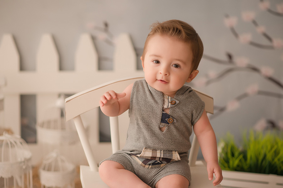 bebe lindo vestido de azul em cenário delicado em caxias do sul