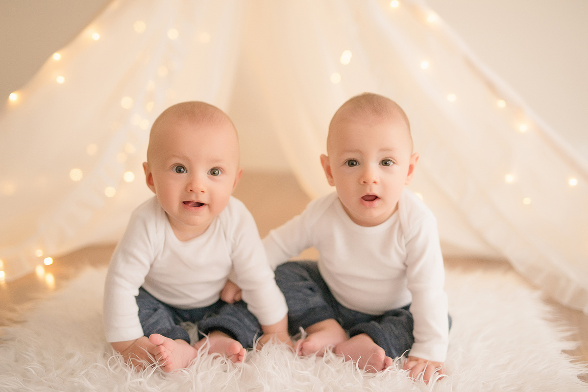 gemeos em cabana iluminada