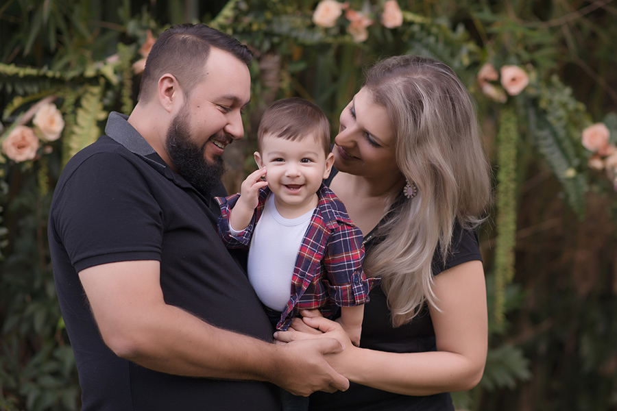 pais olhando para bebe em Caxias do Sul