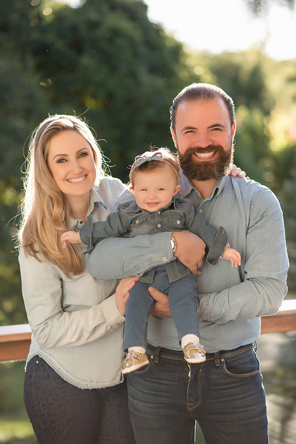 foto de família com os pais vestidos de azul em caxias do sul