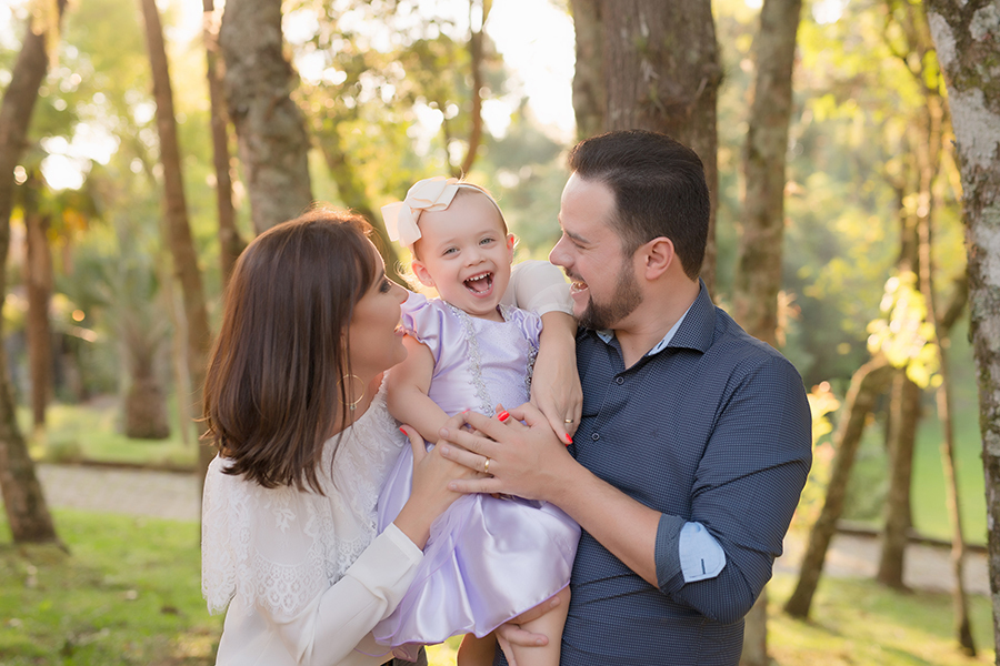 fotografia de família em caxias do sul com criança rindo entre os pais
