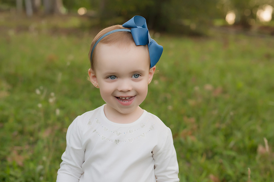 Fotografia de família em Caxias do sul com menina com laço na cabeça