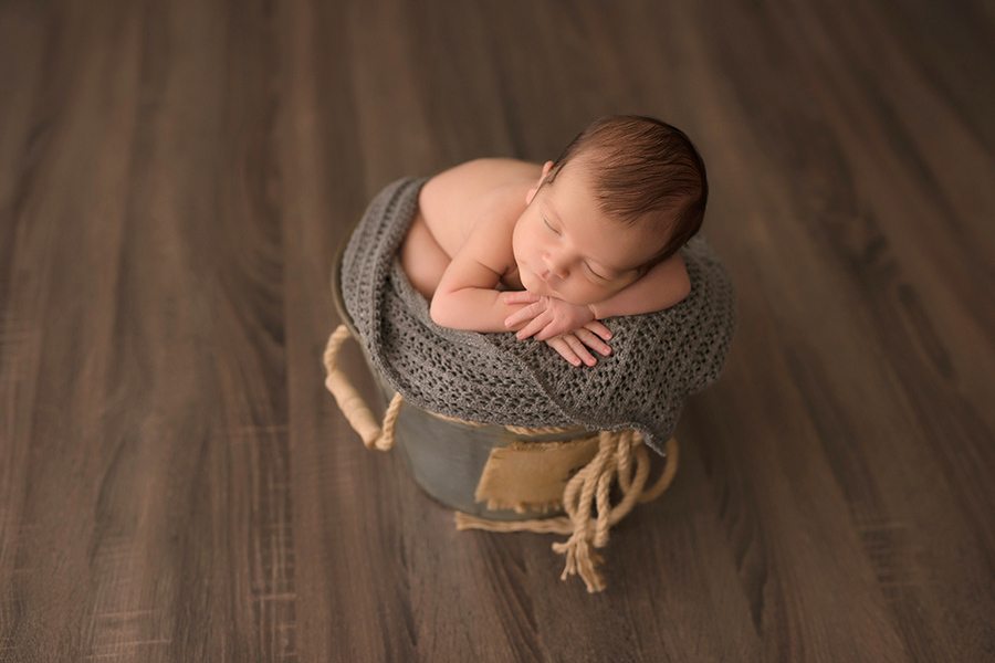 newborn em caxias do sul bebe em prop cinza