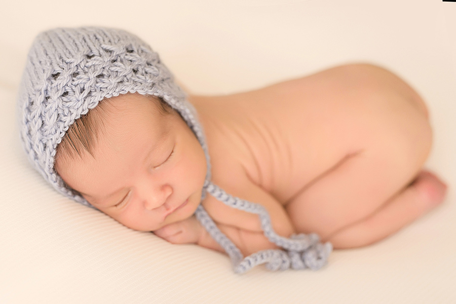 newborn em caxias do sul bebe na pose do bumbum