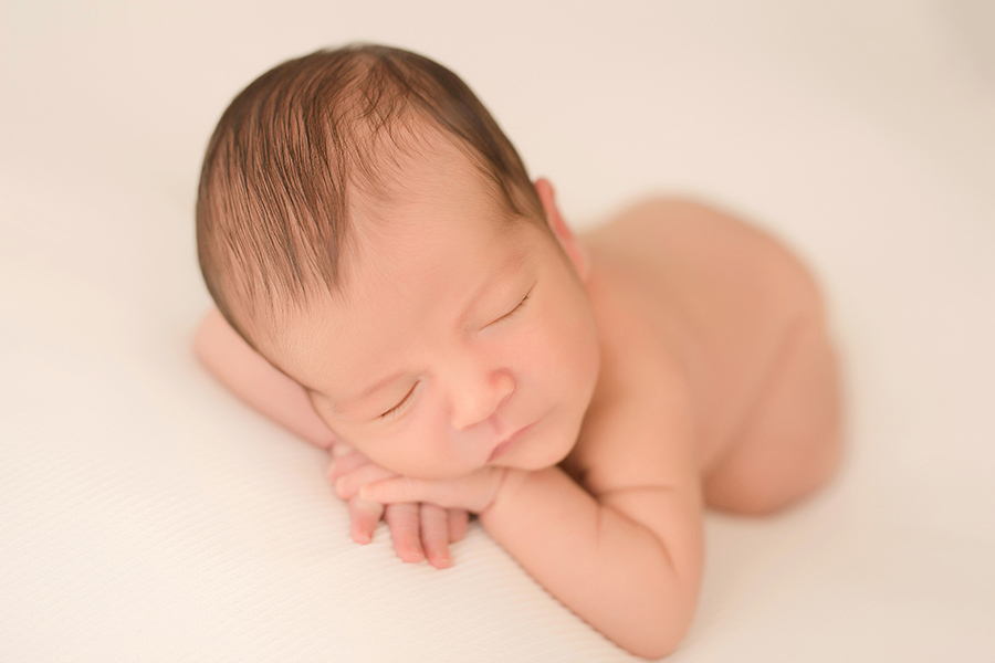 fotógrafa de newborn em caxias do sul bebe na manta bege pose do queixinho