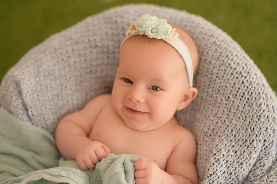 menina de azul sorrindo fotografia infantil em caxias do sul