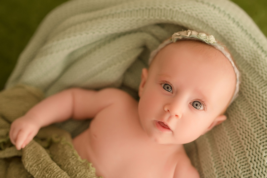 menina de verde olhando fotografia infantil em caxias do sul