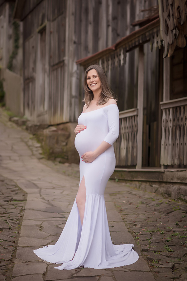 mulher de vestido branco nas réplicas da festa da uva em caxias do sul