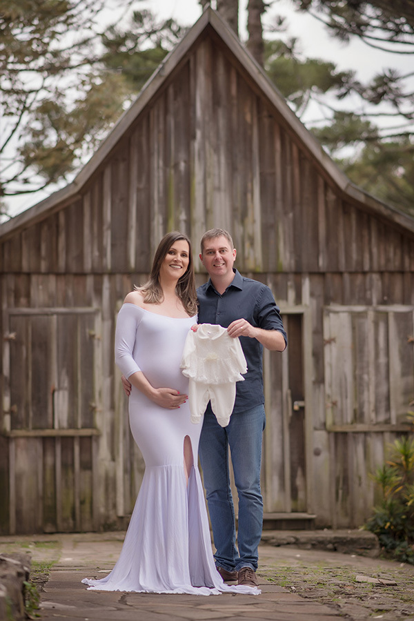 casal segurando roupinha de bebe em caxias do sul