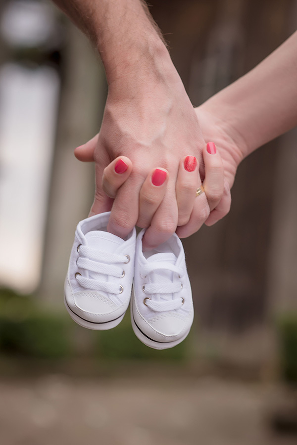 casal segurando sapatinhos de bebe em caxias do sul