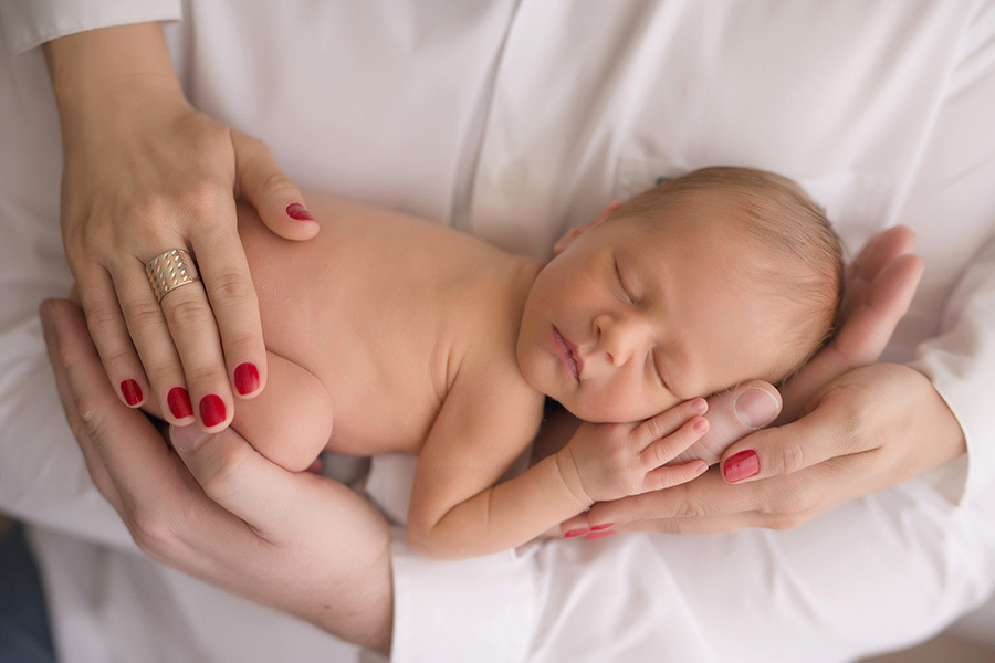fotografia newborn em caxias do sul bebe nas mãos dos pais