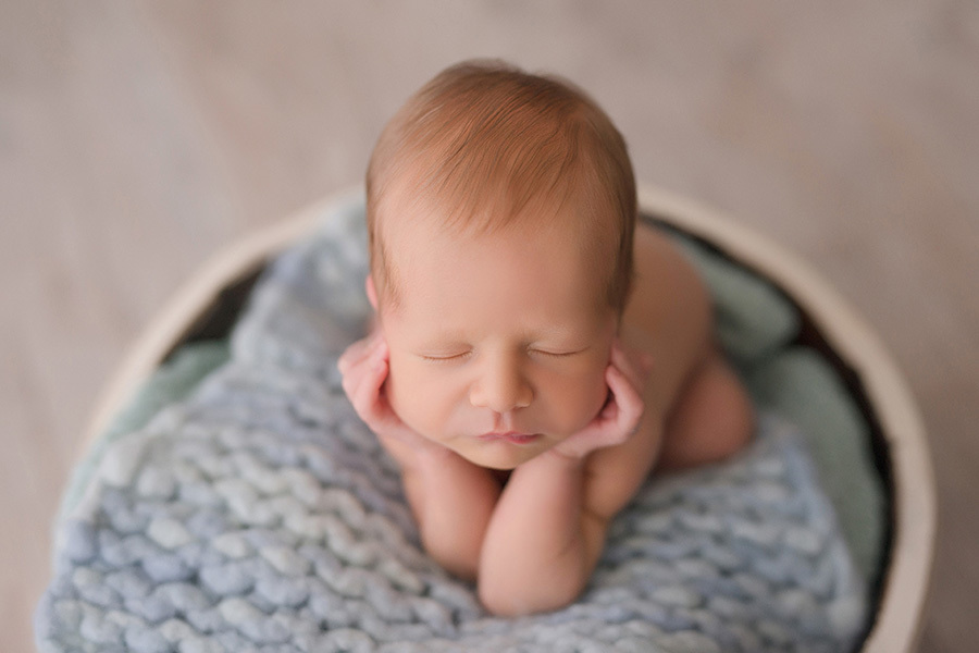 fotografia newborn em caxias do sul bebe na pose do sapinho com fundo azul