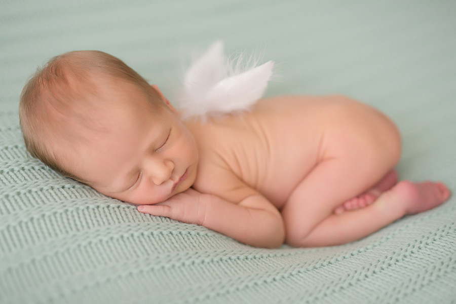 fotografia newborn em caxias do sul  com asas de anjo