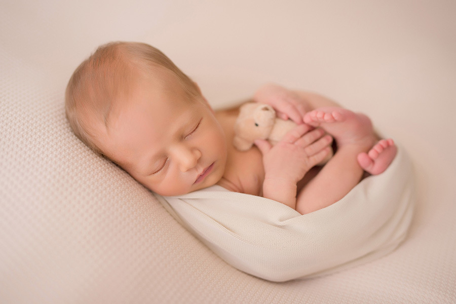 fotografia newborn em caxias do sul bebe abraçado no ursinho