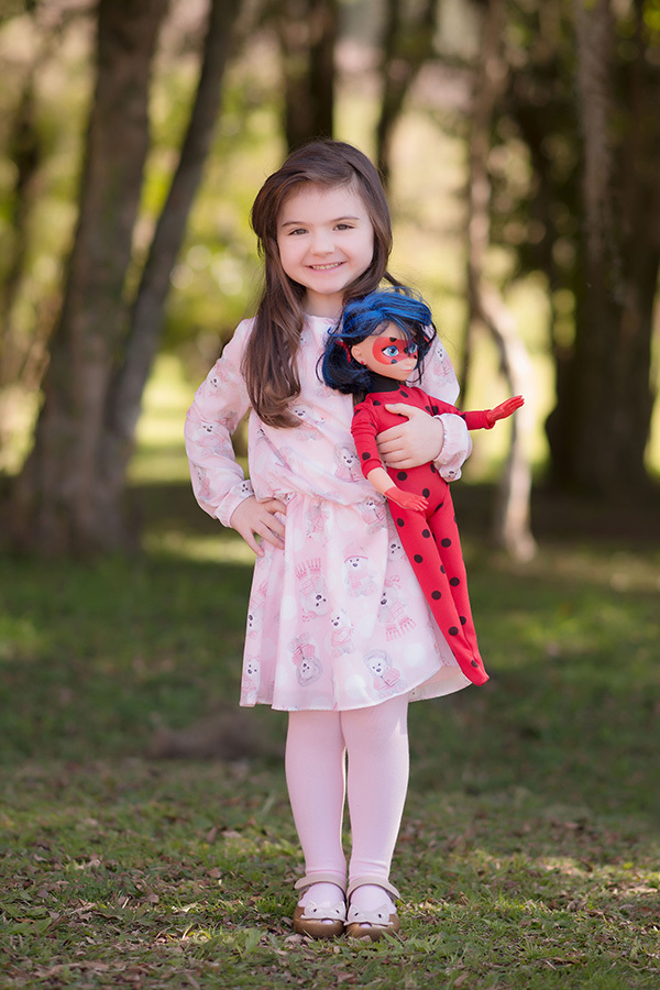 fotografia infantil em caxias do sul, menina segurando boneca
