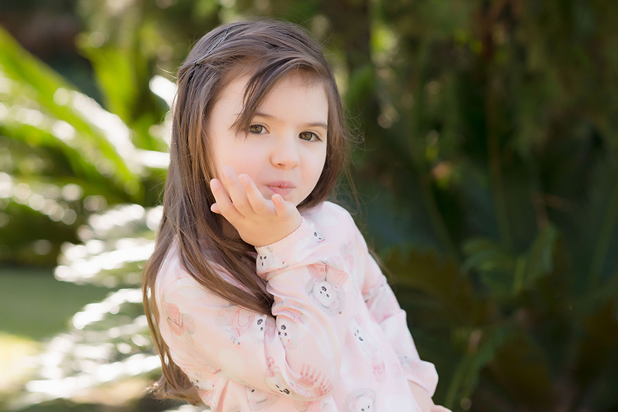 fotografia infantil em caxias do sul, menina mandando beijo