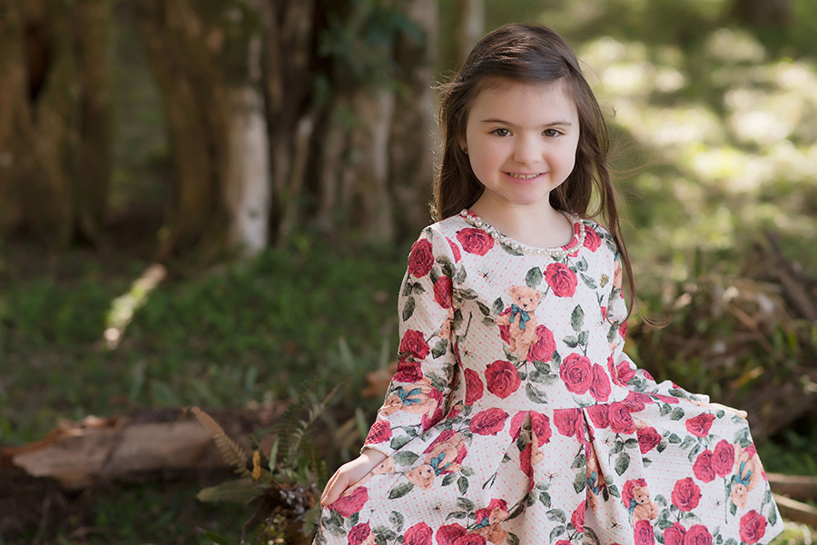 fotografia infantil em caxias do sul, menina segurando o vestido