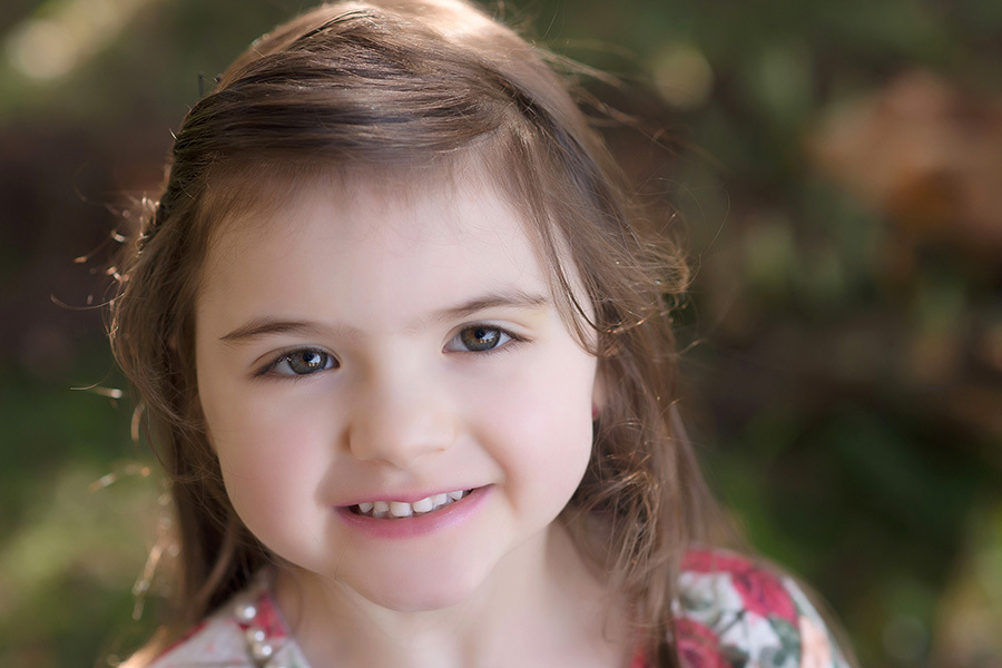 fotografia infantil em caxias do sul, menina em close olhando para a camera