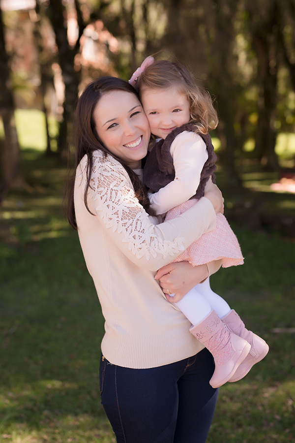 fotografia infantil em caxias do sul; fotografia de família em caxias do sul, mãe segurando filha com roupa rosa em um abraço bem apertado