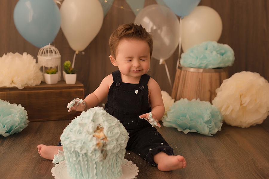 fotografia caxias do sul  smash the cake caxias do sul menino com o bolo azul