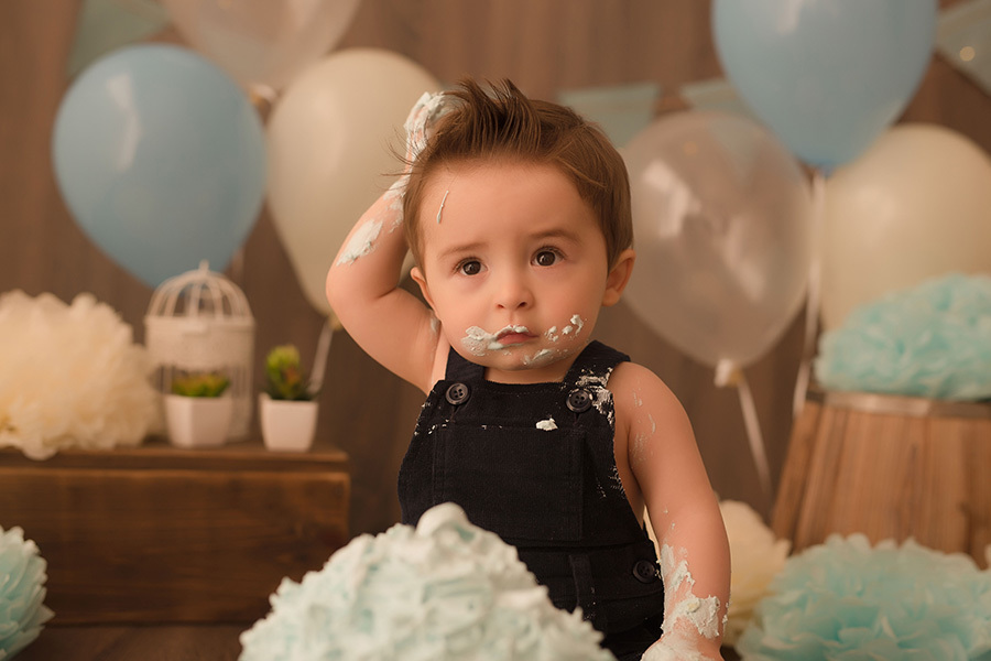fotografia caxias do sul smash the cake caxias do sul menino com o bolo azul e mão no cabelo