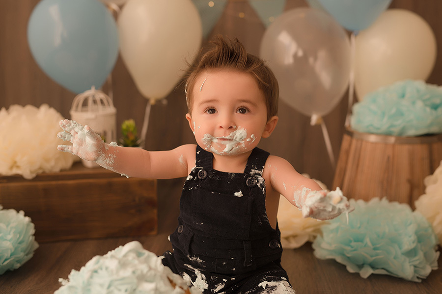 fotografia caxias do sul  smash the cake caxias do sul menino com o bolo azul todo lambuzado