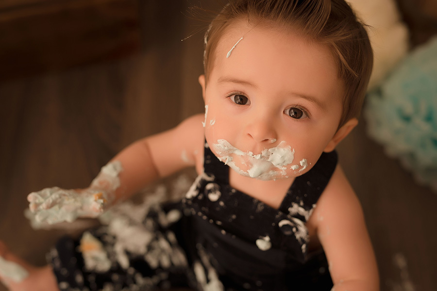 fotografia caxias do sul  smash the cake caxias do sul menino com o bolo azul com a boca lambuzada
