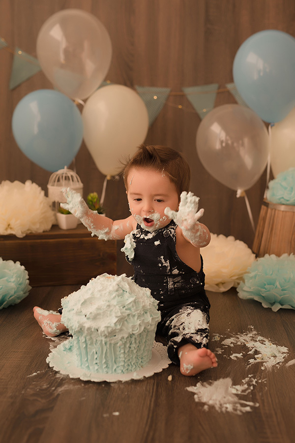 fotografia caxias do sul smash the cake caxias do sul menino com o bolo azul e mãos erguidas