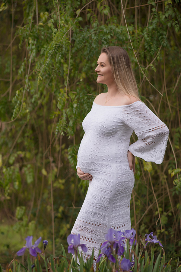 fotografia gestante em caxias do sul; Morgana Perini; Fotografia de família em Caxias do Sul; Mulher gestante vestida de branco com flores