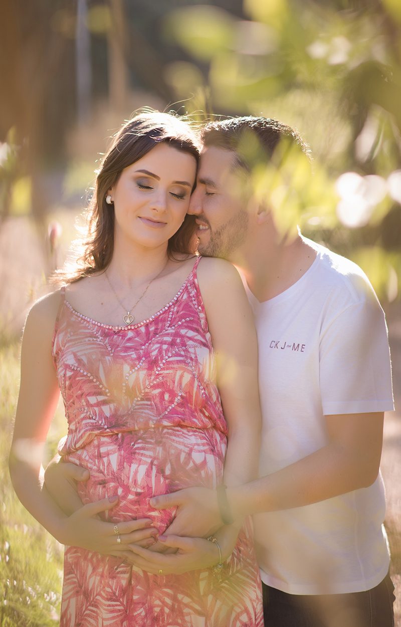 fotografia de gestante caxias do sul Morgana Perini; casal fazendo carinho 