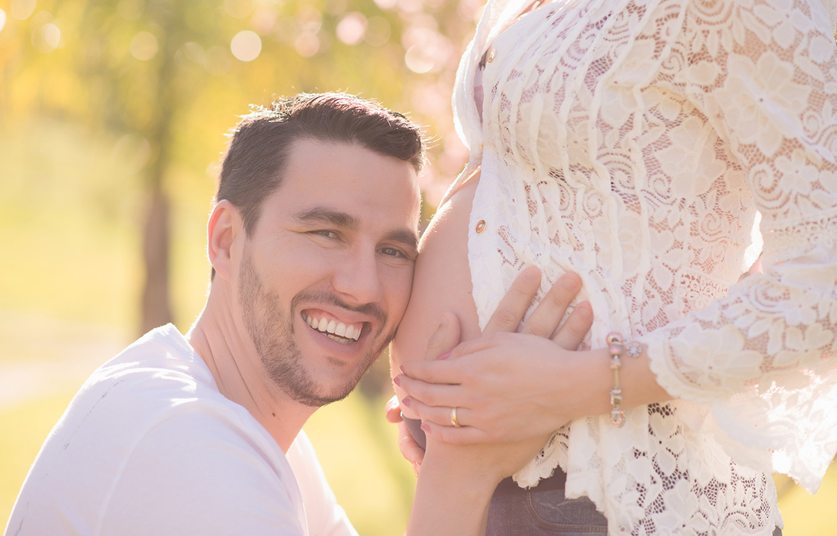 fotografia de gestante caxias do sul Morgana Perini; pai abraçando a barriga