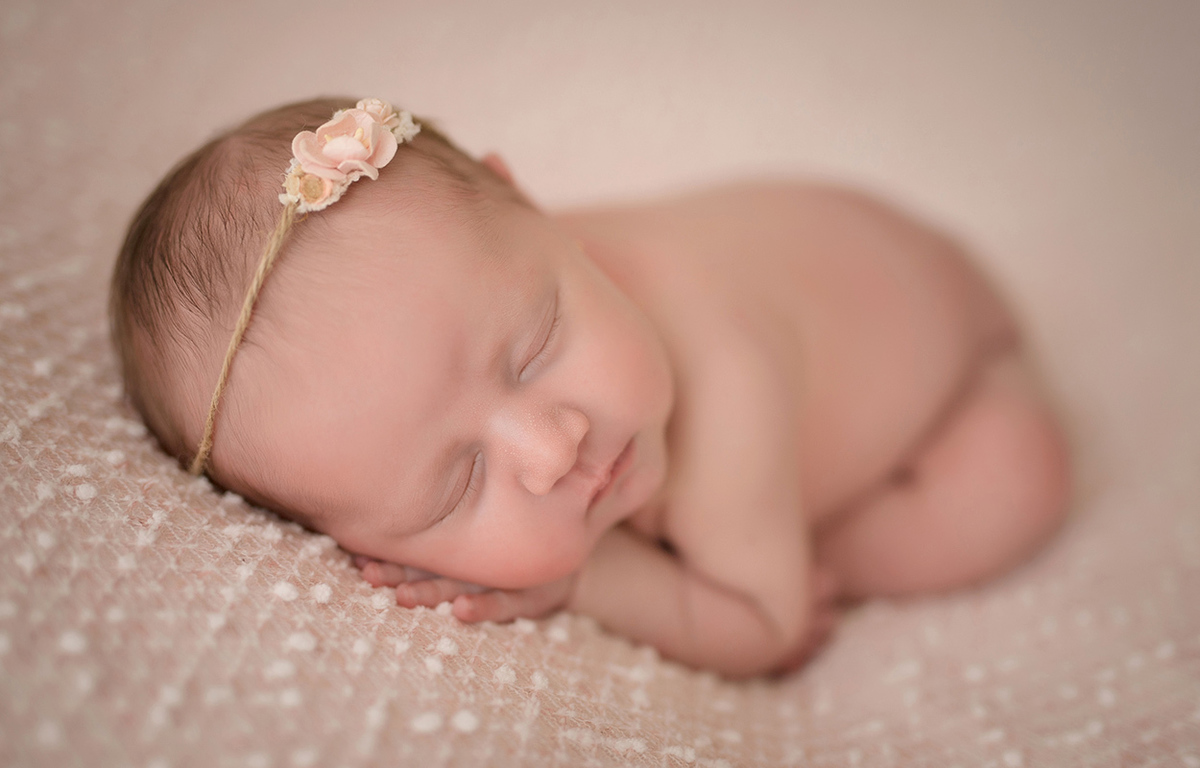fotografia newborn Caxias do Sul Morgana Perini, menina dormindo com fitinha rosa na cabeça