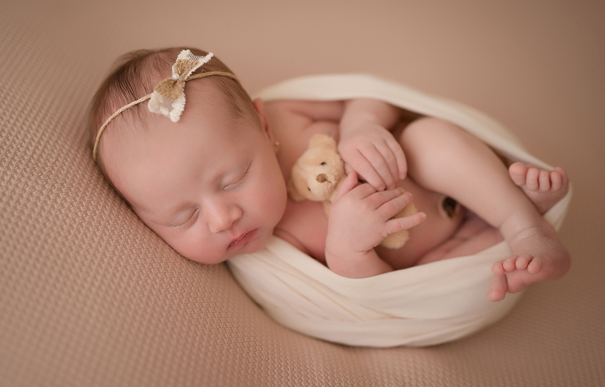 fotografia newborn Caxias do Sul Morgana Perini, menina abraçada no ursinho