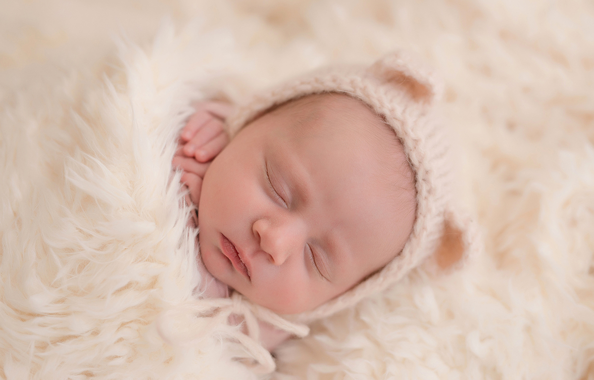 fotografia newborn Caxias do Sul Morgana Perini, menina com touca de ursinho