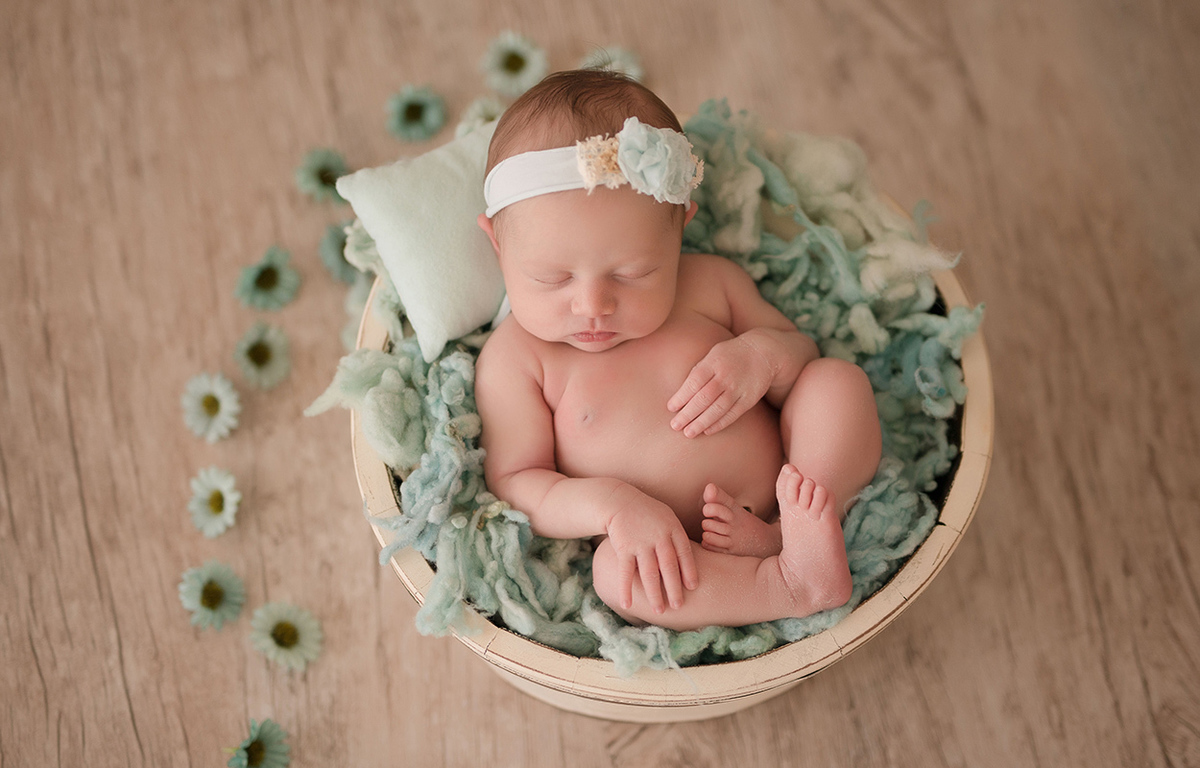 fotografia newborn Caxias do Sul Morgana Perini, menina com fundo azul e flores