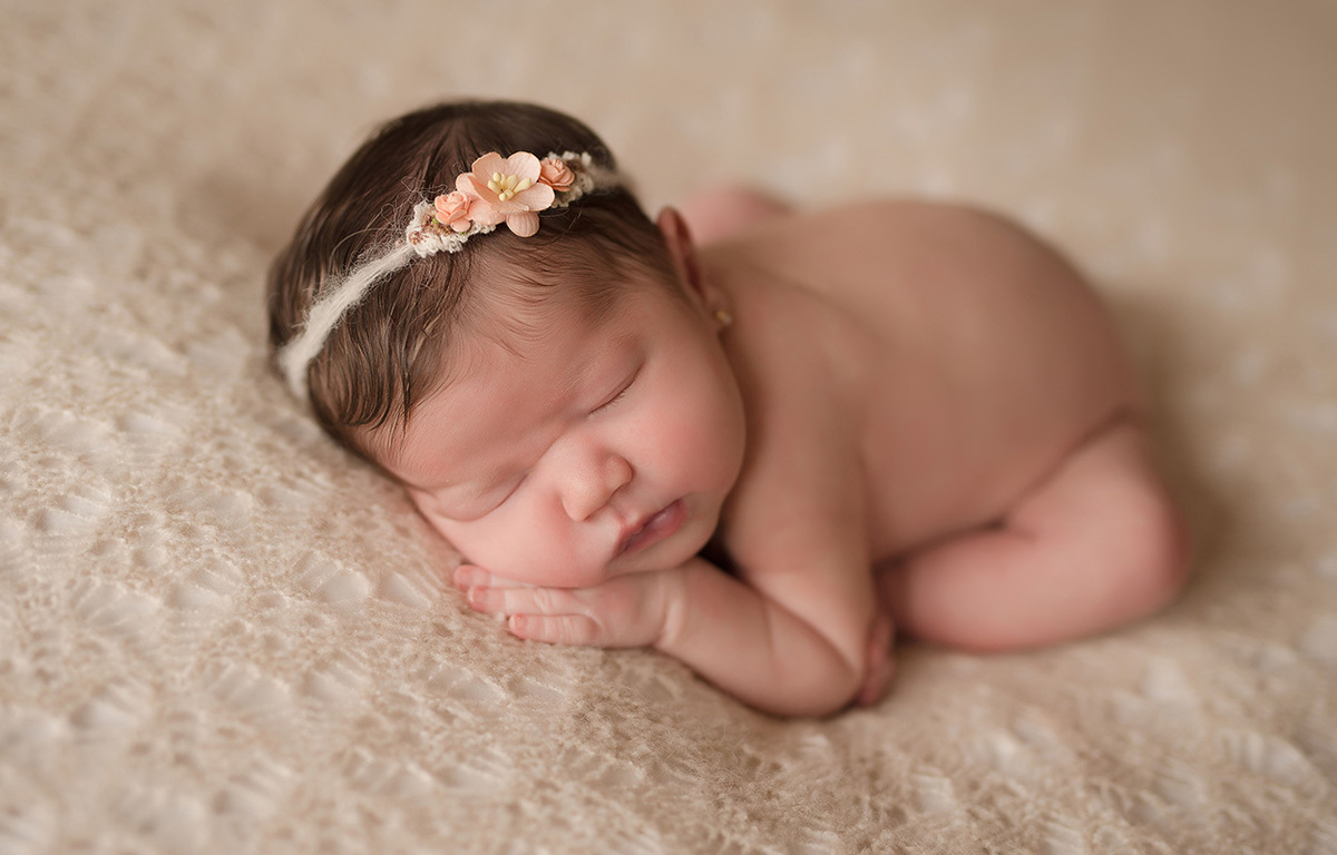 Fotografia newborn caxias do sul Morgana Perini pose do taco