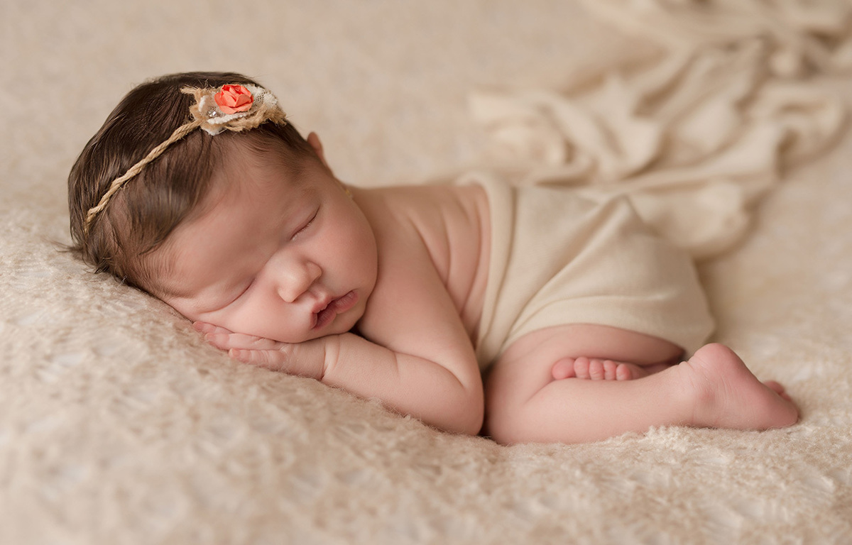 Fotografia newborn caxias do sul Morgana Perini menina no puff com manta bege