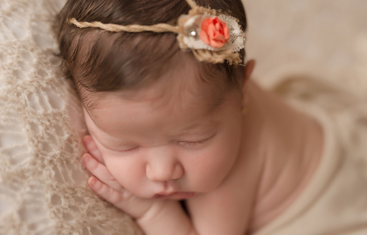 Fotografia newborn caxias do sul Morgana Perini menina com flor laranja
