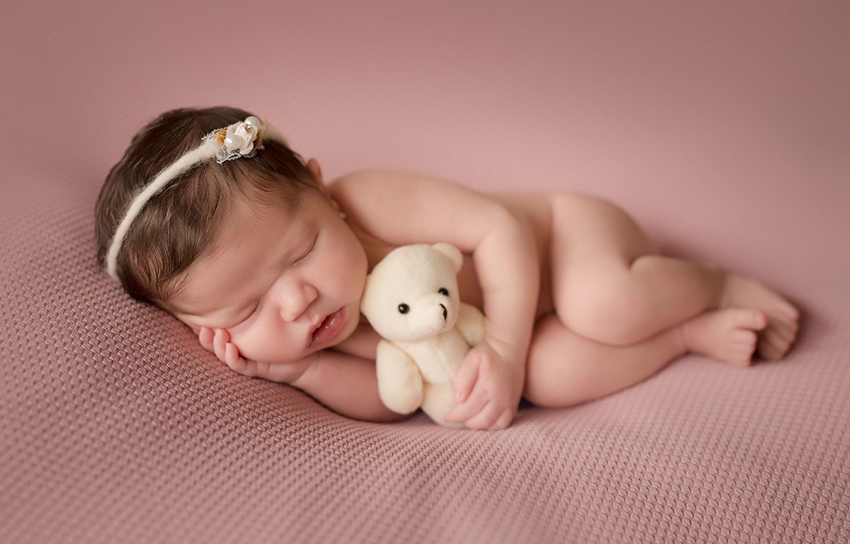 Fotografia newborn caxias do sul Morgana Perini menina no puff rosa com ursinho