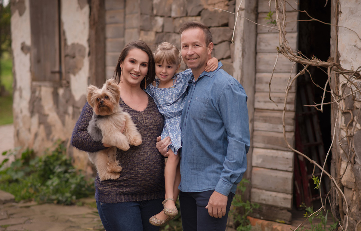 fotografia de familia e gestante em caxias do sul Morgana Perini, famíla em frente a casa antiga abraçada